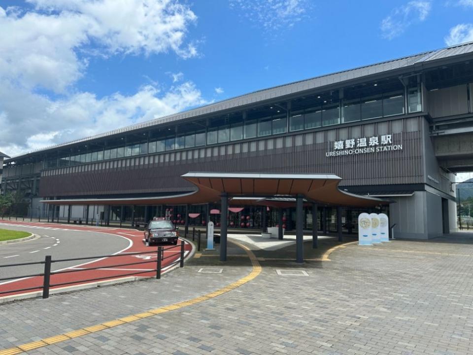 写真：嬉野温泉駅の外観