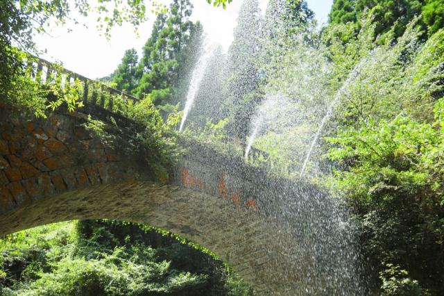 写真：放水する眼鏡橋