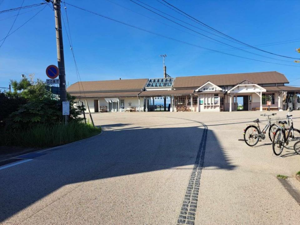 写真：肥前浜駅の正面外観