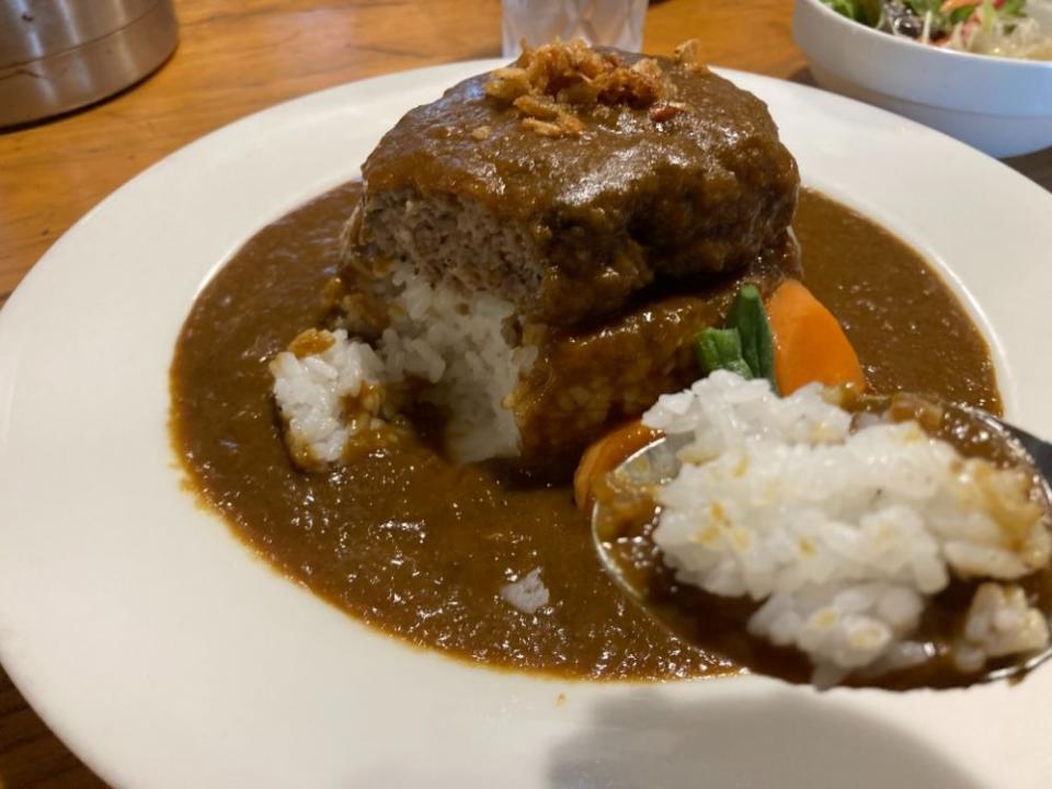 写真：佐賀牛バーグカレーをスプーンですくっている様子