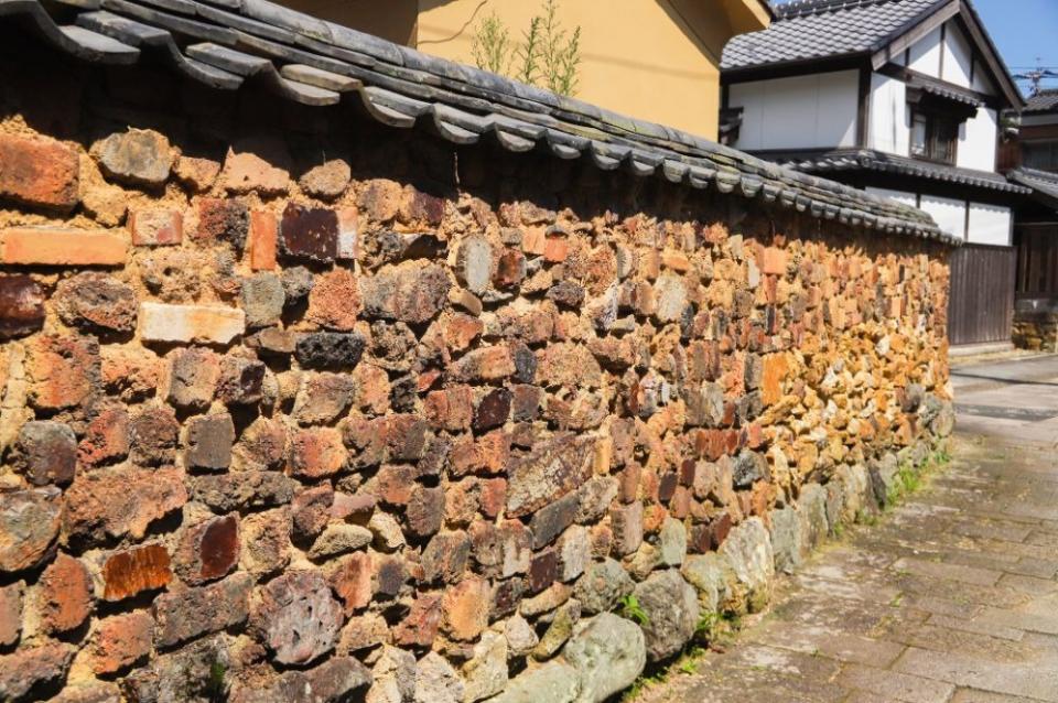 写真：有田町内のトンバイ塀