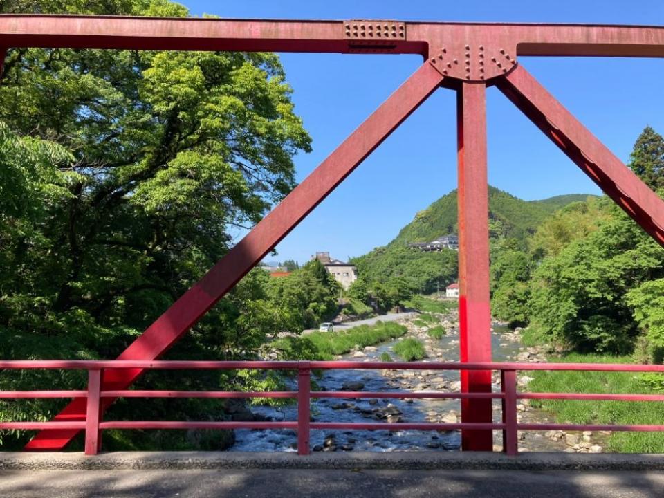写真：嘉瀬川を渡る橋