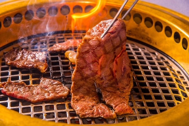 【画像】牛肉を焼肉網で焼いている