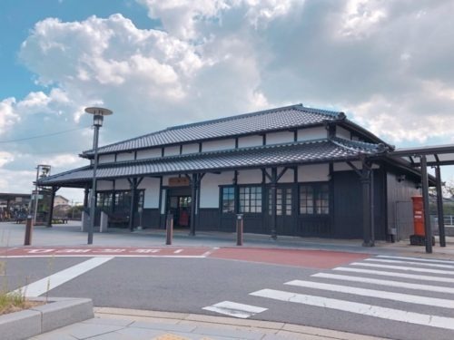 写真：瓦ぶき屋根の日本風の駅舎