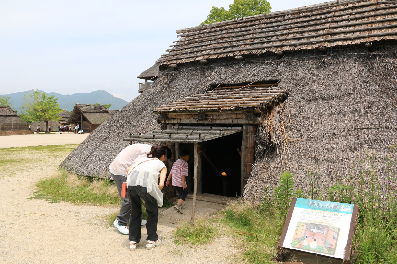 写真：復元され竪穴式住居