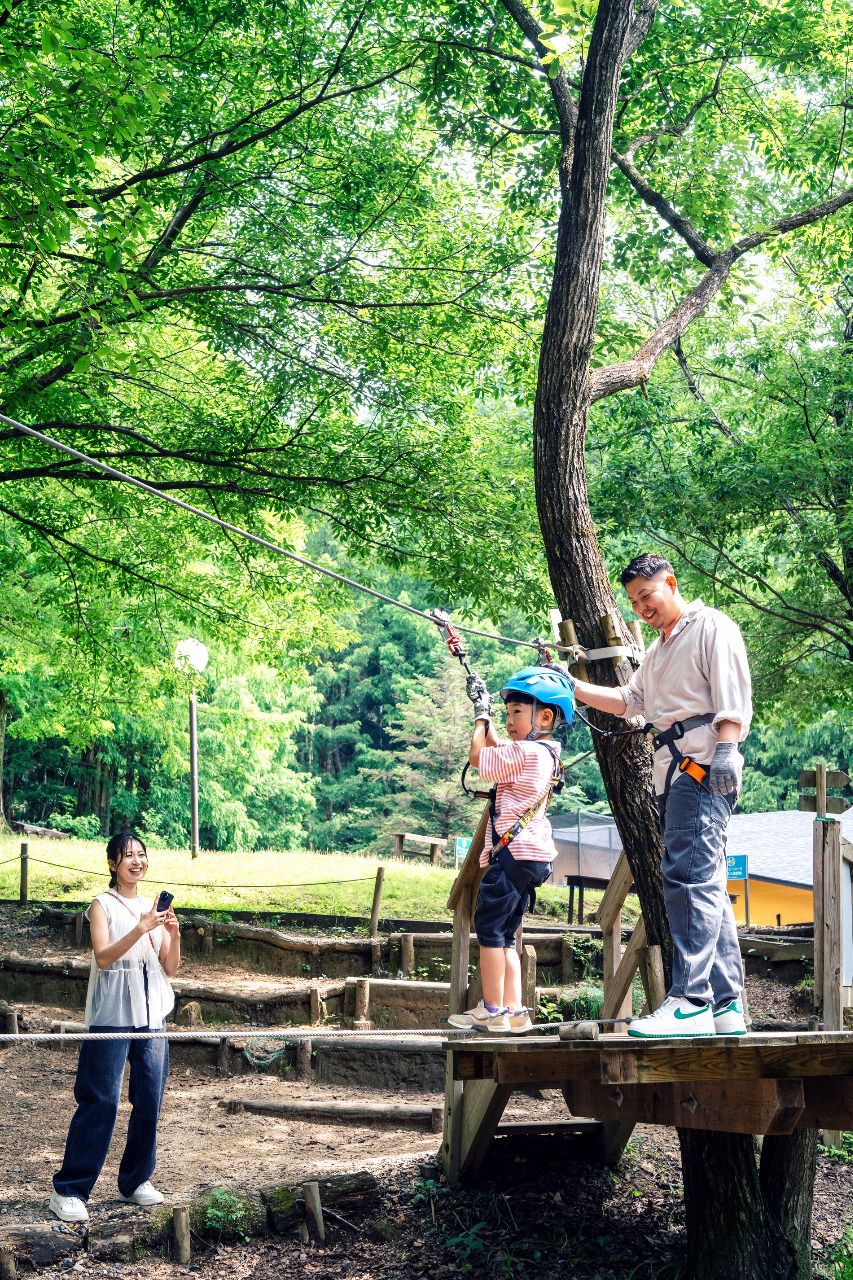 写真：家族でキャノピーコースを体験