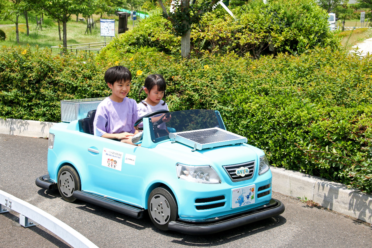 写真：燃料電池と太陽電池のゴーカート