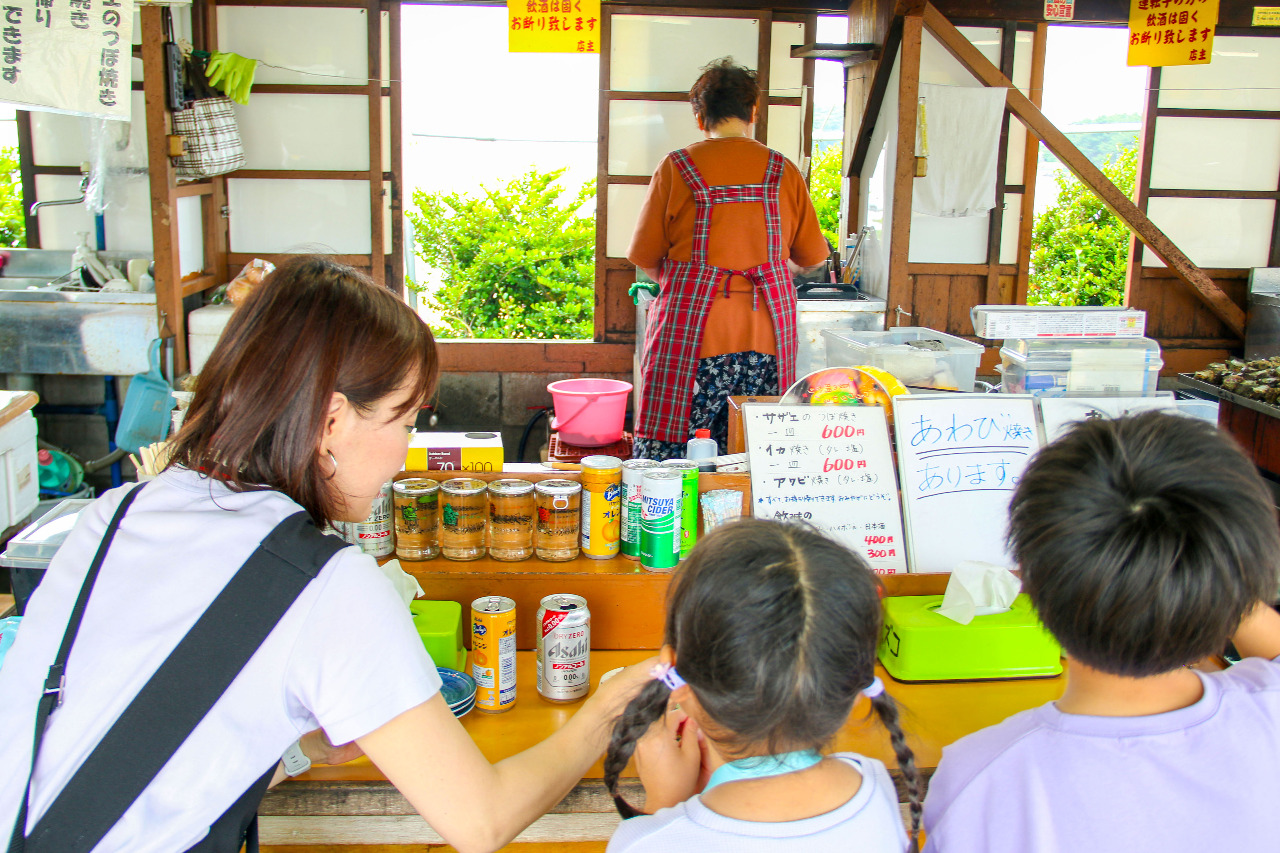 写真：サザエのつぼ焼き売店の店内