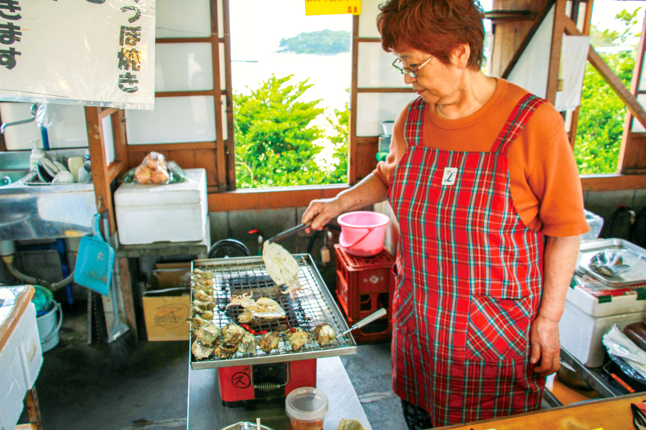 写真：サザエのつぼ焼きの網焼き風景