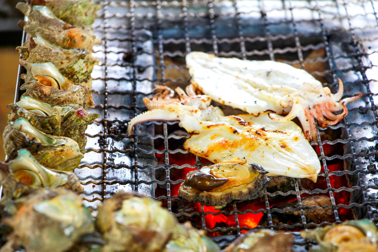 写真：サザエのつぼ焼きとイカ焼き