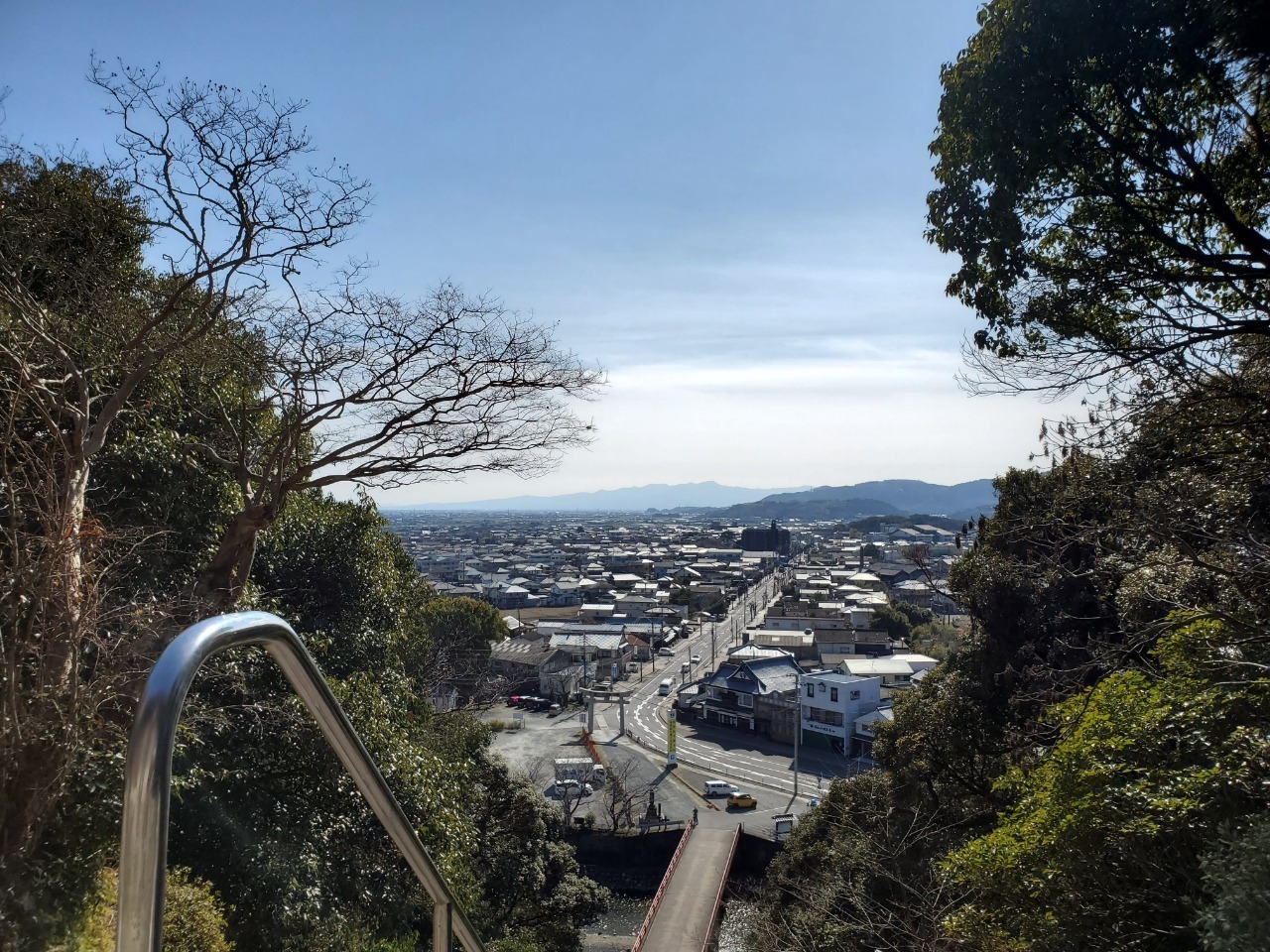 写真：階段の上からみた街並みの風景