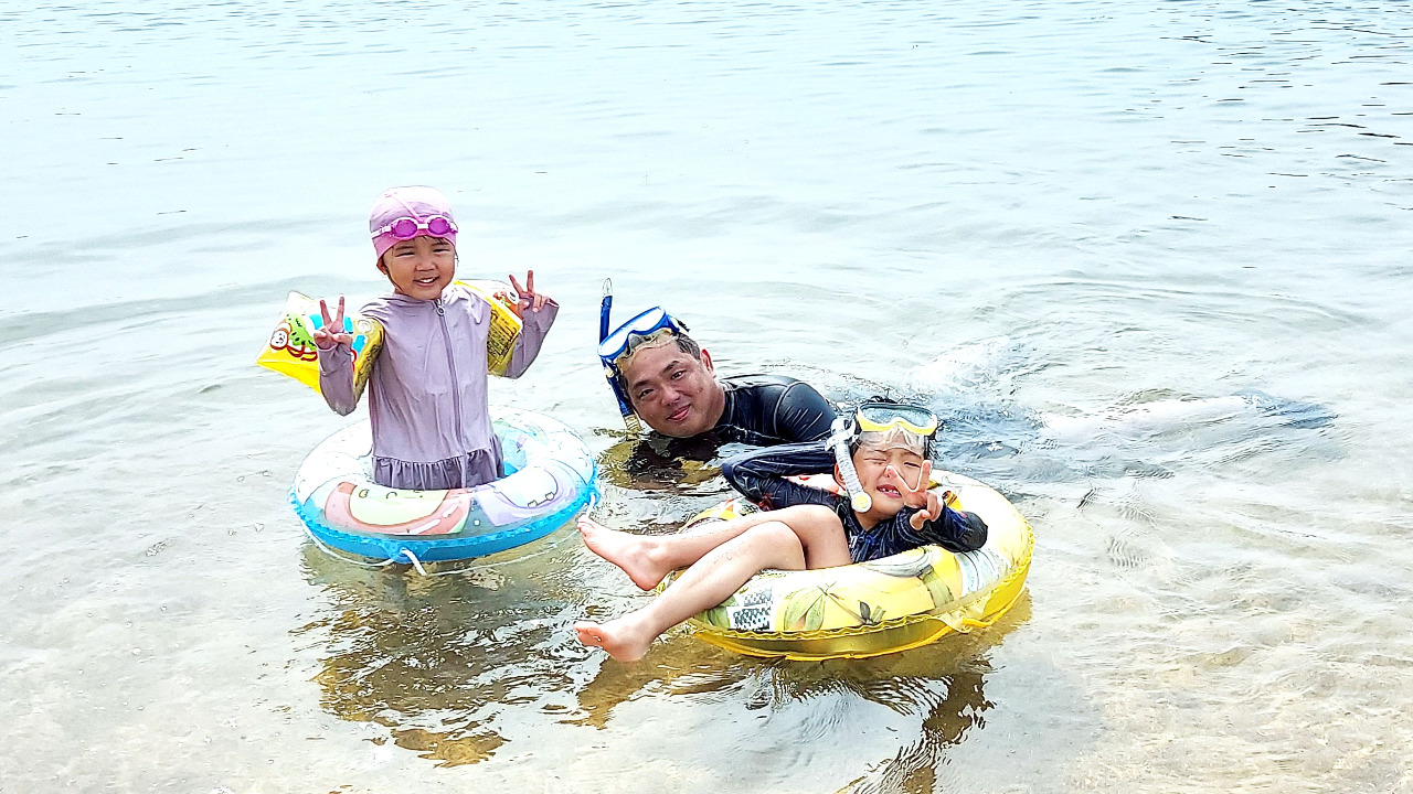 写真：波戸岬海水浴場で泳ぐ家族