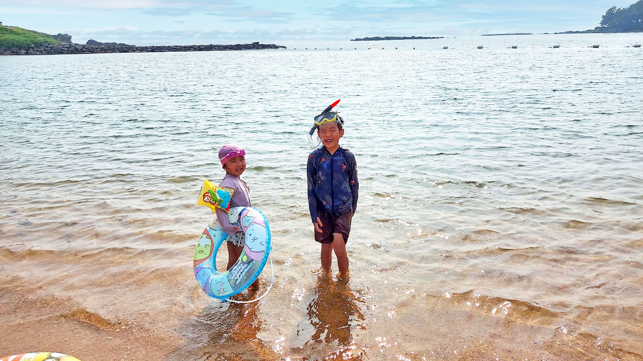 写真：波戸岬海水浴場で遊ぶ兄弟