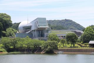 写真：池の前に建つ佐賀県立宇宙科学館