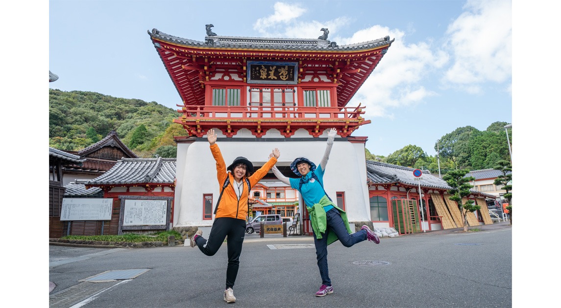 写真：武雄温泉楼門前でポーズをとる女性2名