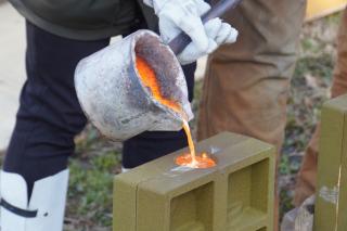 写真：青銅を流し込む作業