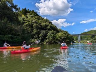 写真：富士しゃくなげ湖でカヌーを楽しんでいる人々の様子