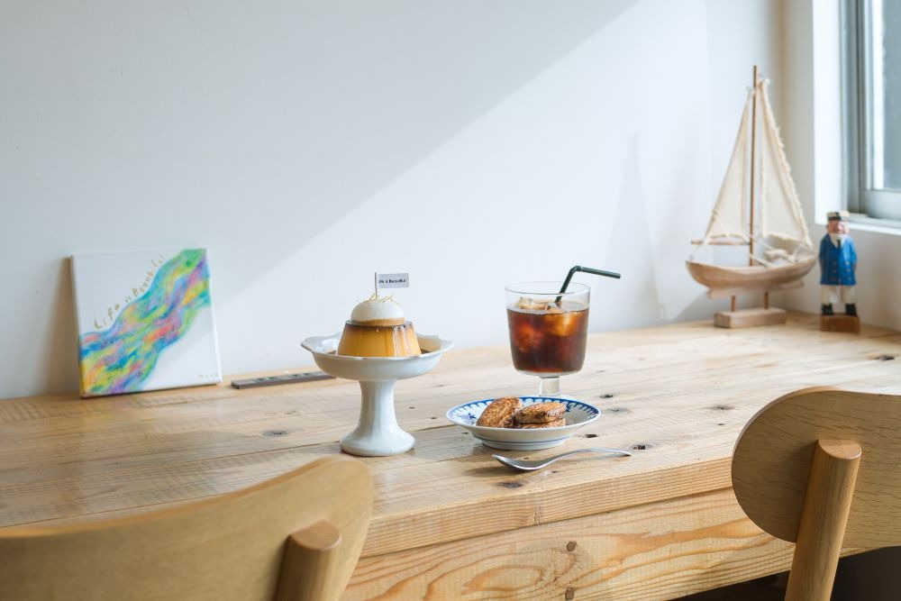 写真：カウンターテーブルにプリンとアイスコーヒーが並べられている様子