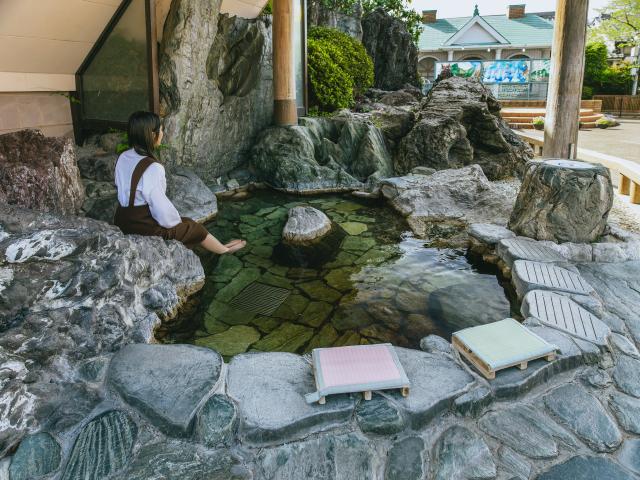 写真：湯遊広場　シーボルトのあし湯