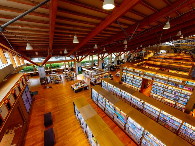 写真：武雄市図書館・武雄市こども図書館