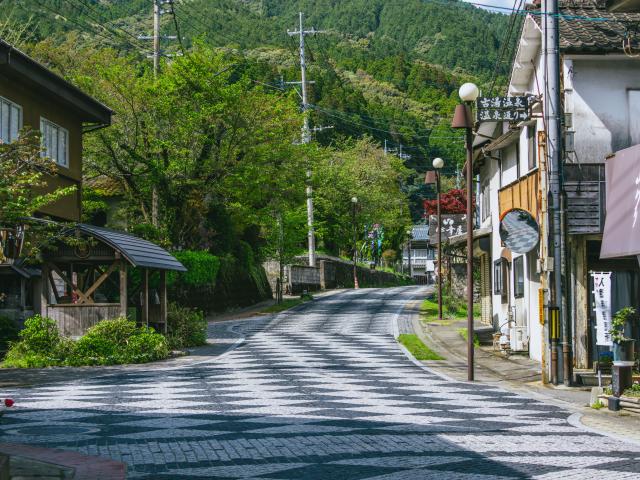 写真：古湯・熊の川の町並み