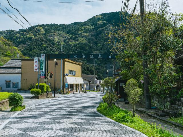 写真：古湯・熊の川の町並み