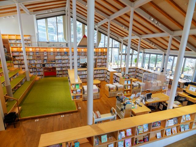 写真：武雄市図書館・武雄市こども図書館