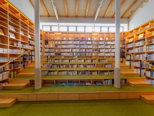 写真：武雄市図書館・武雄市こども図書館