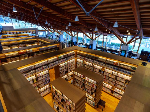 写真：武雄市図書館・武雄市こども図書館