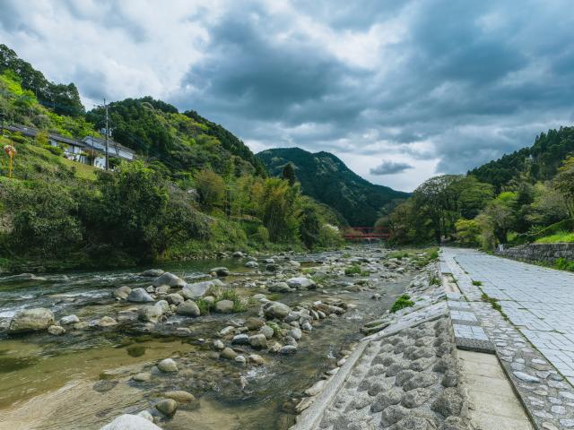 写真：古湯・熊の川の町並み