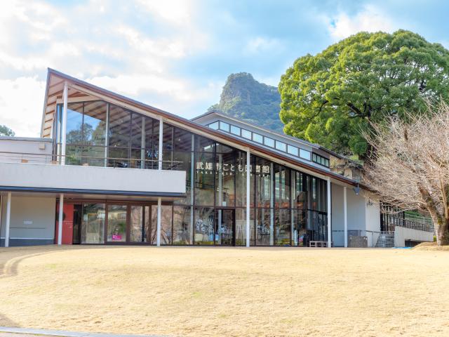 写真：武雄市図書館・武雄市こども図書館