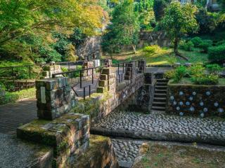 写真：小さな川にかかった橋