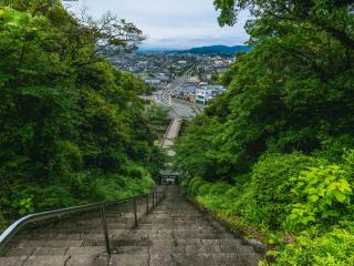 写真：石段の上から市街地を見おろす風景