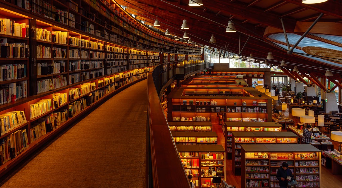 写真：武雄市図書館の室内。中2階から1階を見おろした様子。