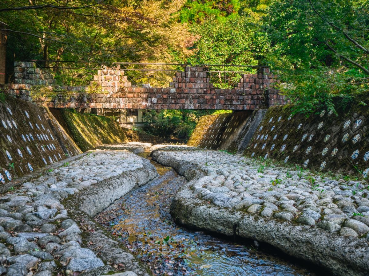 写真：護岸をやきものオブジェで装飾されたちいさな川