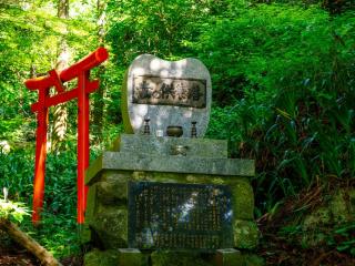 写真：葉の供養塔。そばに小さな朱塗りの鳥居が立っている