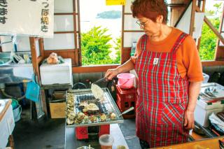 写真：サザエのつぼ焼き炭火焼風景