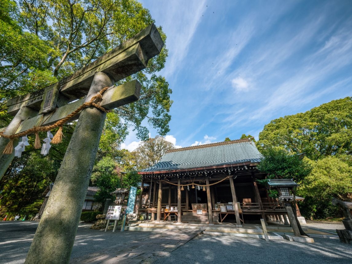 写真：千栗八幡宮の鳥居と拝殿