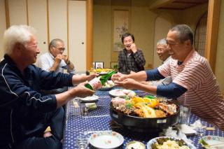 写真：仲間と楽しいお酒とお食事