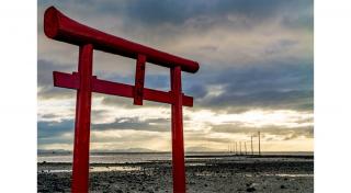 写真：夕暮れの中の海中鳥居