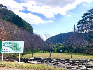 写真：秋の河川プールの風景。「河内ダム施設案内図」の看板が立っている