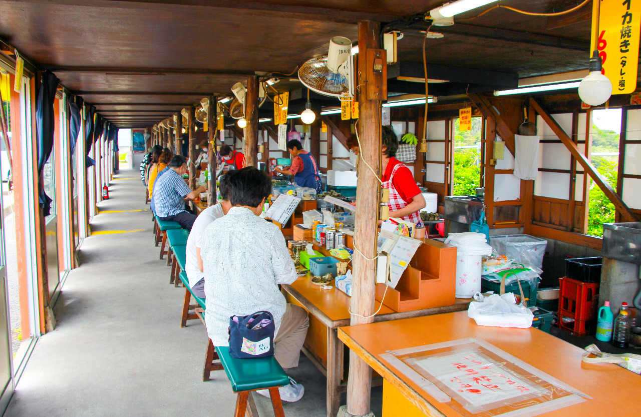 写真：サザエのつぼ焼き売店内観