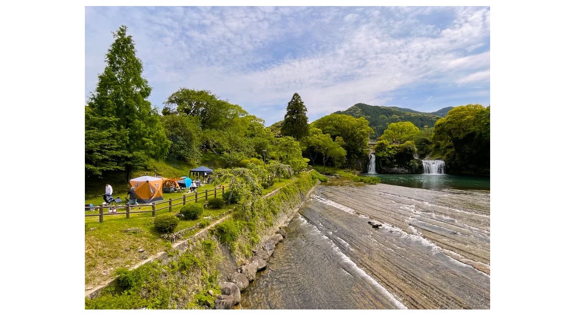 写真：川岸にテントが並んでいる風景