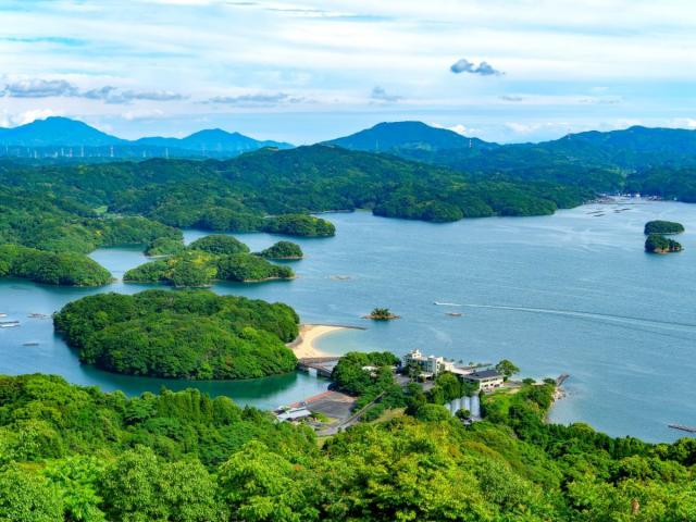 写真：いろは島の風景。海にたくさんの小島が浮かんでいる