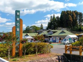 写真：黒髪の里の外観遠景。手前に駐車場と「黒髪の里」の看板がある