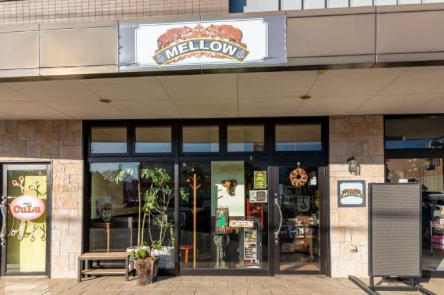 MELLOWと書かれた看板が掲げられた店舗外観画像