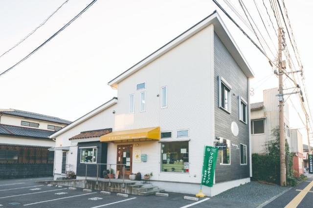 白い壁の店舗画像